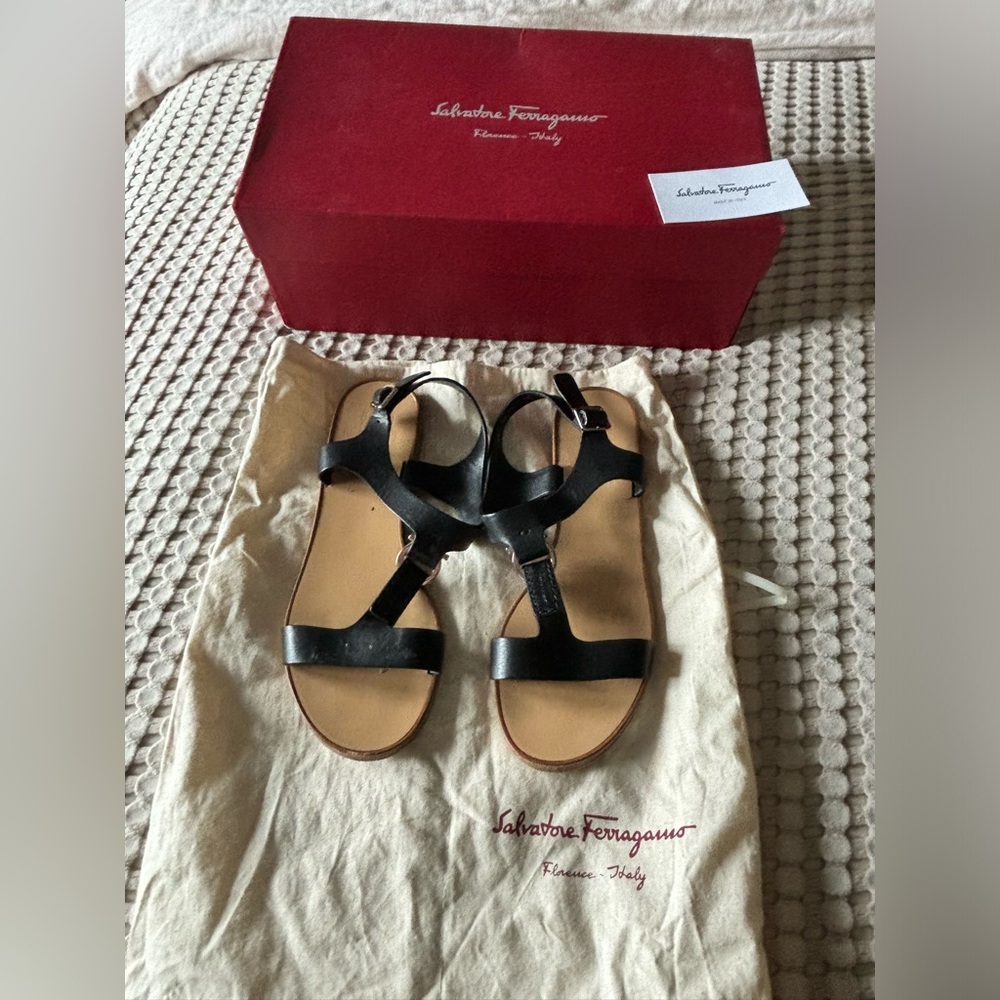 SALVATORE FERRAGAMO WOMEN'S LEATHER SANDALS NERO BLACK FLATS SZ 7